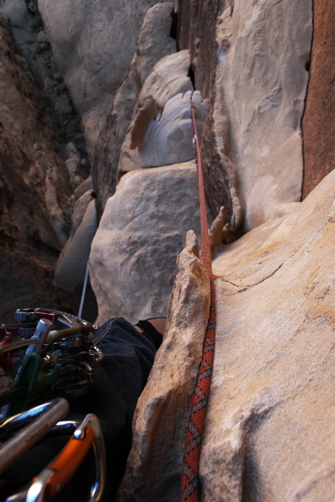[20111105_092915_StarAbuJudaida.jpg]
The rope cutting right trough several sections of the soft rock on the 2nd pitch. Rope drag, what rope drag ? So how many of you would trust a cam to hold a lead fall ?!?