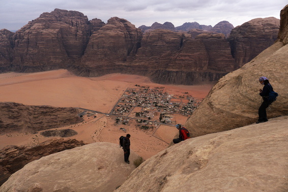 [20111106_104728_HammadsRoute.jpg]
Get a good view of the town. Now how do you get there across multiple smooth domes and deep canyons ?