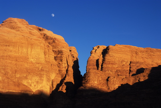 [20111107_162319_Ishrin.jpg]
Moonrise over Ishrin at sunset. 'The Beauty' is the first left-facing dihedral on the right of the main canyon. The approach is kind of obfuscated. We were fortunate to have 3 italian climbers show us the way.
