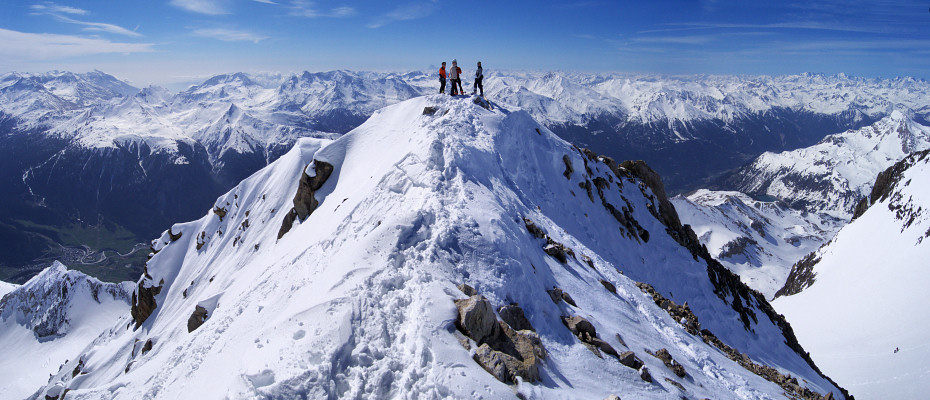 [20080504_093336_DentParacheeSummitPano_.jpg]
People standing on the summit of the Dent Parrachée.