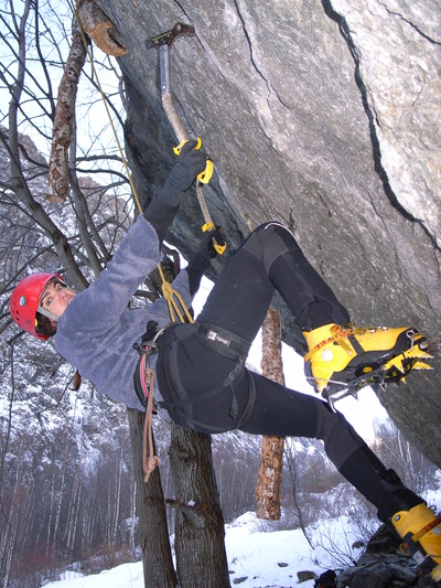 [20070106-154953-DryTooling.jpg]
Jenny trying for a pumpier dry-tooling overhang.