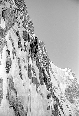 [PetitViking.jpg]
Petit Viking, ice gully at the end of the Argentière Glacier, Chamonix