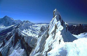 [CashanSummit.jpg]
The traverse is about 200m (here Vincent leading it), with holes underfoot and the summit is further protected by an overhanging snow mushroom. Sorry, too hairy for us. We stopped 50m short of it.