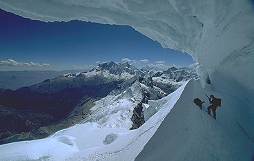[ToclaSerac.jpg]
Going down underneath the seracs on the normal route of Toclaraju (6035m).