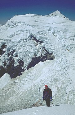[ToclaSummit.jpg]
Ryuseki arriving on the summit of Tocllaraju, with the seldom climbed Oshinca in the background.