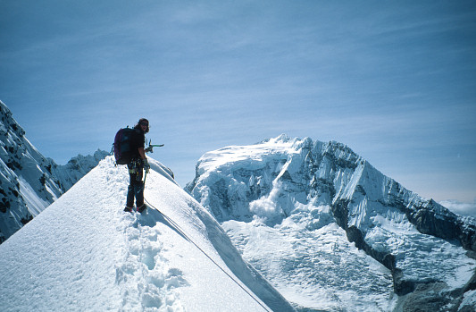 [Valunaraju.jpg]
Vallunaraju and avalanche on Ranrapalca.