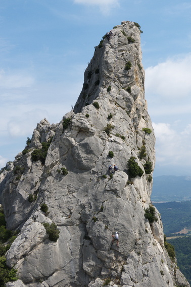 [20110425_130329_DentellesMontmirail.jpg]
Climber on one of the multiple summits of the Dentelles.