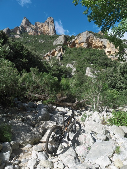 [20121029_130448_CalaLunaMTB.jpg]
Typical boulder field in the valley leading to Cala Luna. Try and bike that !