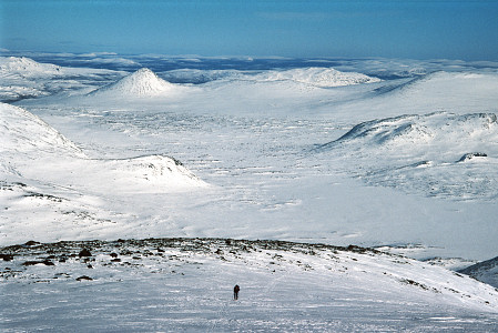 [VuojnestRidge.jpg]
Skiing up on the ridge of Vuojneståhkkå. In the back the Sluggá is visible.
