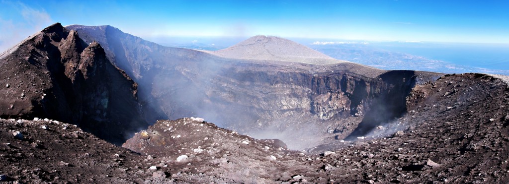 [20091007_132911_Etna_Pano_.jpg]
The summit crater of Etna, seen from the summit.