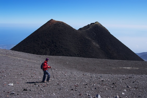 [20091007_133931_Etna.jpg]
Hiking next to a minor crater.