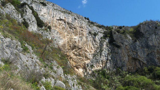 [20100411_140016_SloveniaOsp.jpg]
The main cliff of Osp Velika, the route we did is on the right of the yellow section.