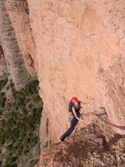 [20071029-113935_RiglosMoskitos.jpg]
Dihedral at the start of Moskitos, one of the easiest routes on the main towers of Riglos.