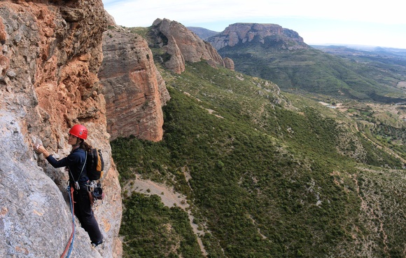 [20071029-134850_RiglosMoskitoPano_.jpg]
View on the upper towers of Riglos. They harbor easier routes, but the rock is allegedly not as good as on the main towers.