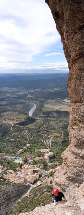 [20071029-141654_RiglosMoskitosVPano_.jpg]
Moskito finishes on the right side of the Visera, the direct end of which is clearly overhanging, as seen on the right of the image; but we'll come back to that later on. The village of Riglos is right underneath.