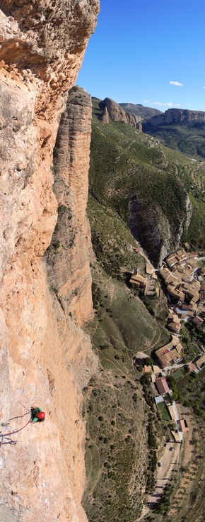 [20071030-142121_RiglosPisonVPano_.jpg]
Here on the Pison, right above the village.