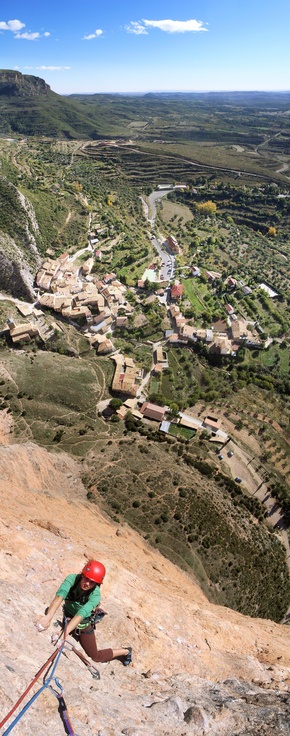 [20071030-142614_RiglosVillageVPano_.jpg]
The perspective is so extreme it appears as if Jenny is on a slab. Not so, she's actually on a 20° overhang.