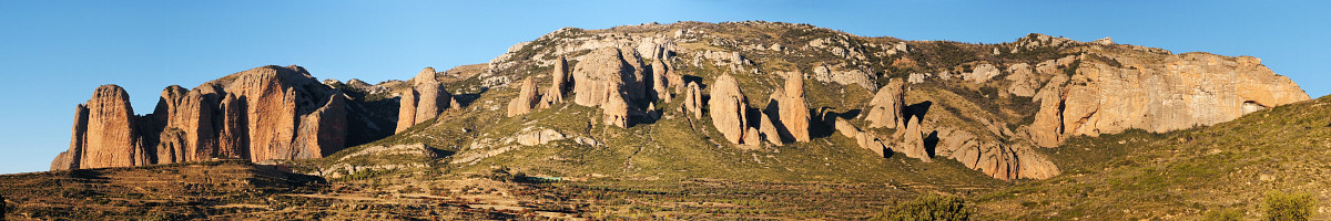 [20071031_170543_RiglosAllPano_.jpg]
A complete (?) view of the various rock structures forming the Mallos de Riglos.