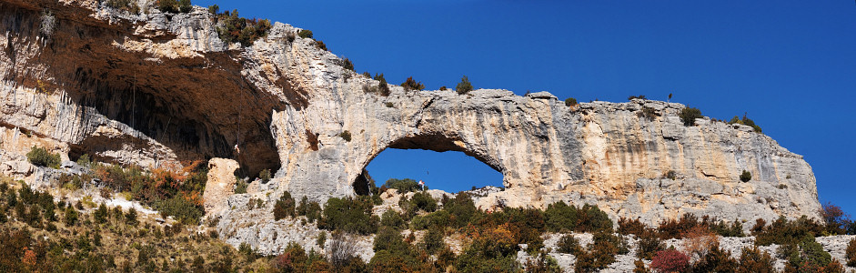 [20071102_111626_RodellarArcPano_.jpg]
Natural rock arch in the canyon, and climber hanging from the large roof on the left.