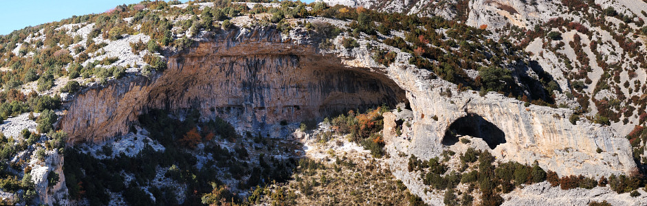 [20071102_124631_RodellarArcPano_.jpg]
Plenty of overhangs at Rodellar. And indeed most of the routes are 7a and above. no easy stuff there.