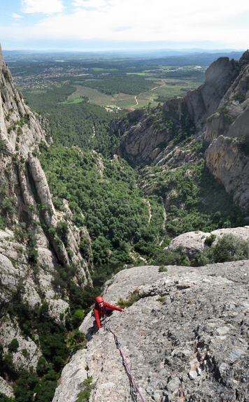 [20130430_152620_MontserratVPano.jpg]
Getting to the top of the pillar of Mickey Mouse (180m 6a+) on rough for the fingers conglomerate rock. Nice view on the valley to the south.