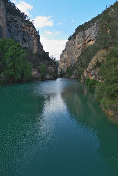 [20130503_163449_Montanejos.jpg]
The river at Montanejos, with Pericondrio Tragal visible in the back. There are even warm springs with free access when going back to the village at the end of the day.