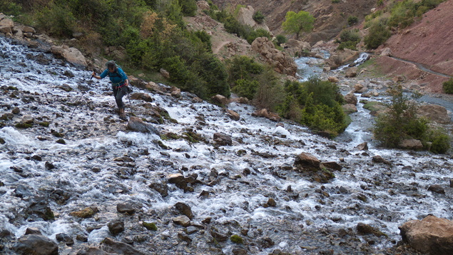 [20120504_084201_TaghiaSprings.jpg]
Trying to keep the feet dry while crossing the springs leading to the climbs.