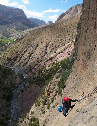 [20120504_154422_BelleEtBerbereVPano_.jpg]
Slaby moves on 'Belle et Berbère', one of the classic routes above the springs. Of all the routes we did, it's the only one I found worn.