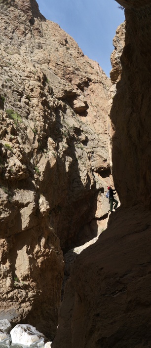 [20120508_095150_CanyonApacheVPano_.jpg]
Traverse pitch at the base of 'Canyon Apache', the old berber bridge having been washed out by a flood and not yet rebuilt.
