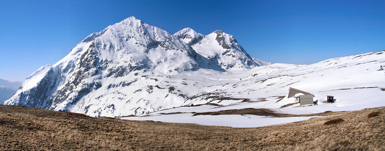 [20070407-TailleferFromGalbertPano_.jpg]
The Taillefer hut and its namesake mountain.
