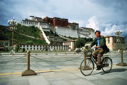 [Potala.jpg]
A chinese biker in front of the Potala.