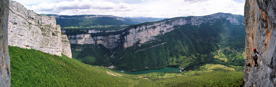 [20070616-ChoranchePano_.jpg]
Panoramic view from halfway up one of the climbing routes of Presles, with the Choranche lake and the other side of the valley across the cliff. . The famous Choranche cave is hidden at the base of the left wall. The highest ridge of the Vercors is visible in the background.