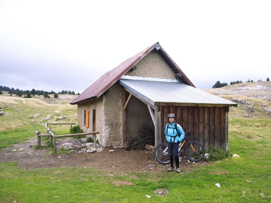 [20070904-190220_VercorsBike.jpg]
The Chabrinel hut at the southern end of the Vercors. We got there after a day of biking through the entire high plateau. Only one hour of daylight left, what should we do ? There are 3 guys and a nice fire going on inside, but it's a short descent to reach a hotel at the Rousset pass...