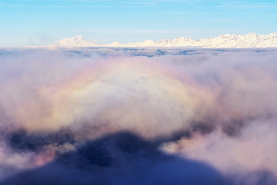 [20080119_163854_BrokenSpectrum_.jpg]
Brocken spectrum seen from Peak St Michel, right below Mt Blanc and the northern tip of the Belledonne range.