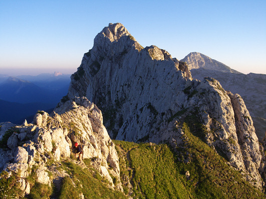 [20080628_195833_GerbierCrestSunset.jpg]
The Gerbier ridge as a whole, seen from the 'double breche', where the trail heads back down to Prelenfrey. Strangely this trail is gone from newer maps. The Grand Veymont, highest summit of Vercors, is visible on the right while the Mt Aiguille, the most famous one, is far on the left still bathed in sunlight.