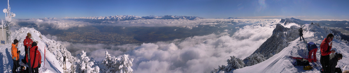 [20081207_125746_MoucherotteSummitPano_.jpg]
Panorama of the first december snows on the Moucherotte, the northernmost summit of Vercors located just above Grenoble (visible right between the clouds). Belledonne covers the left of the horizon, then the Taillefer and farther out if the Devoluy.