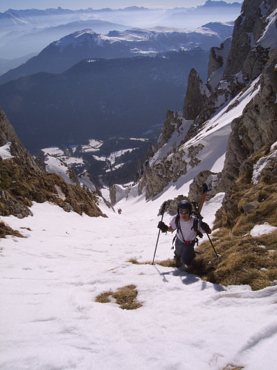 [20090317_085937_PeyrouseEastCouloir.jpg]
Another skier reaching the summit of the Peyrouse couloir.
