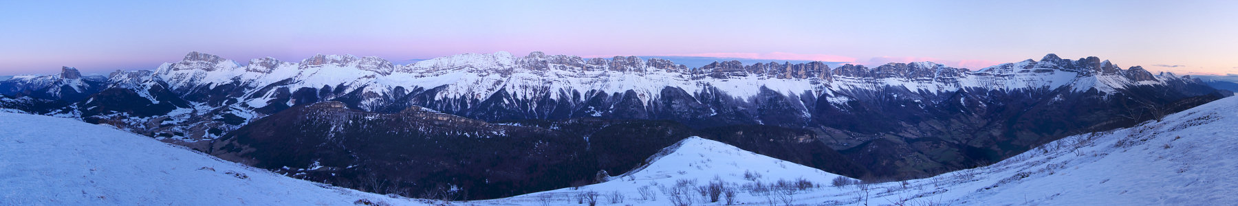 [20090403_071235_VercorsAlpenglowPano_.jpg]
Alpenglow on the east face of the Vercors range.