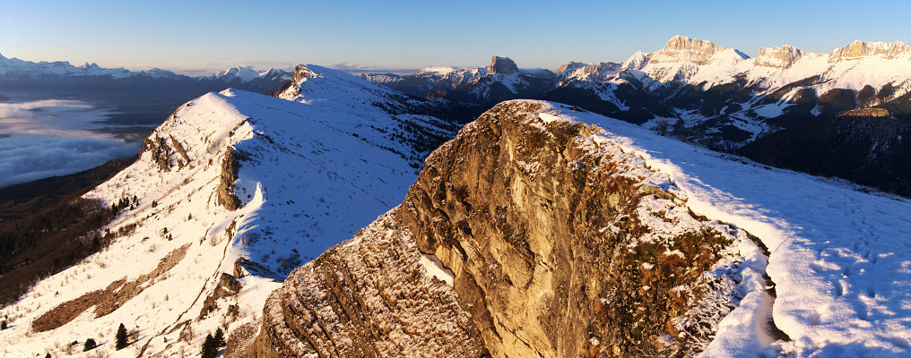 [20090403_073641_PalePano_.jpg]
The panorama above was taken from Pale mountain, a minor summit below the east side of the Vercors.