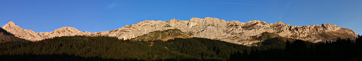 [20090906_193447_GerbierPano_.jpg]
Panoramic view of the west side of the Gerbier at sunset. nice but much less impressive than the east side.