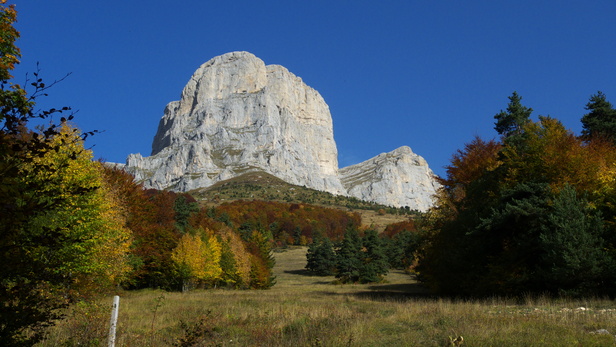 [20101009_101743_DeuxSoeurs.jpg]
The Deux Soeurs, with the descent couloir visible in the middle and the route right in the middle of the left one.