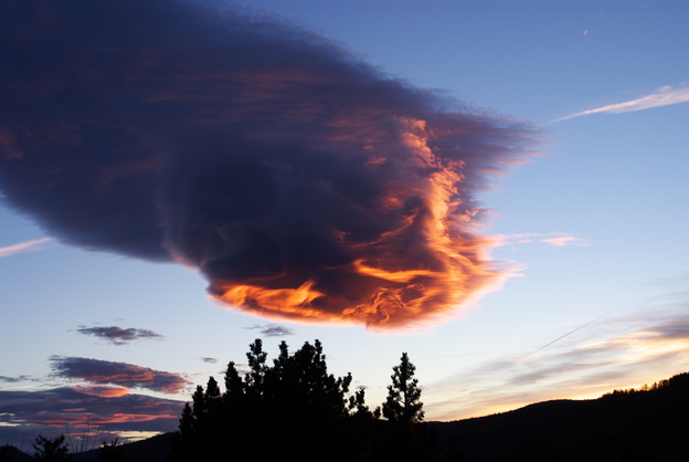 [20101114_182031_Clouds.jpg]
Evening lenticular cloud.