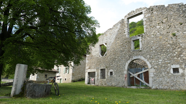 [20110421_102550_VttMortier.jpg]
Vieil hermitage au Poyet lorsque l'on rejoint la civilisation.