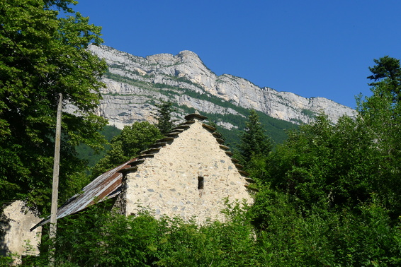 [20110627_091841_ColArcVtt.jpg]
La première maison rencontrée au cours de la descente au milieu des bois, avec vue sur le pic St Michel.