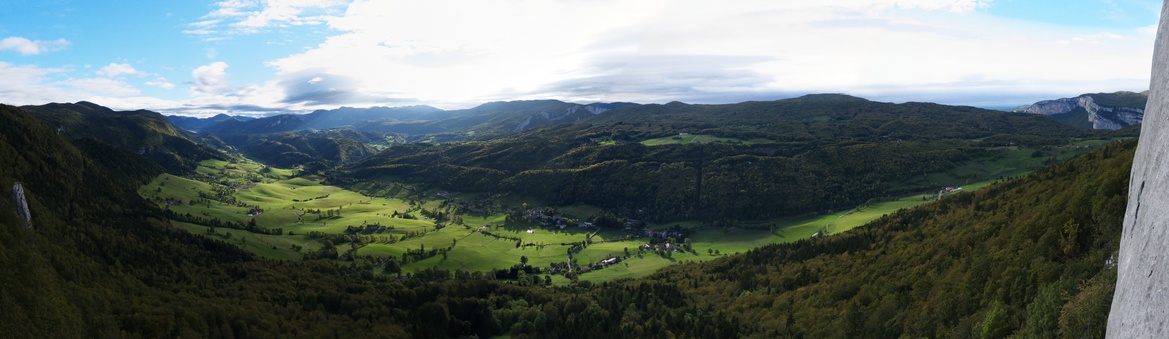 [20111009_172344_ViergeDuVercorsPano_.jpg]
The plateau of St Julien as seen from the Vierge du Vercors, a minor cliff.