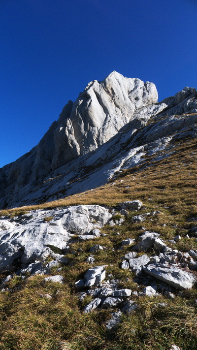 [20111018_113637_Gerbier.jpg]
The south side of Gerbier and its good looking rock.