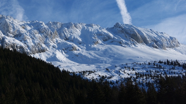 [20111226_144159_GerbierCouloirW.jpg]
Winter view of the Gerbier, with the W couloir going left and behind the summit.