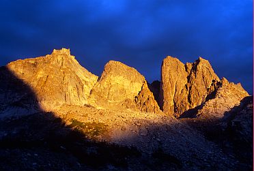 [WindRiverSunset.jpg]
Sunset over the mountains, Cirque of the Towers.