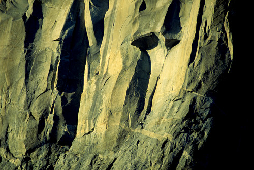 [BigRoof.jpg]
The Nose's great roof seen from a (safe) distance. You can see two tiny dots in the same position than the people on the picture above.