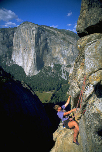 [UpSpire.jpg]
Breathtaking view on El Cap during the climb of the last pitch. Exposed, steep but good pro if you don't get lost...